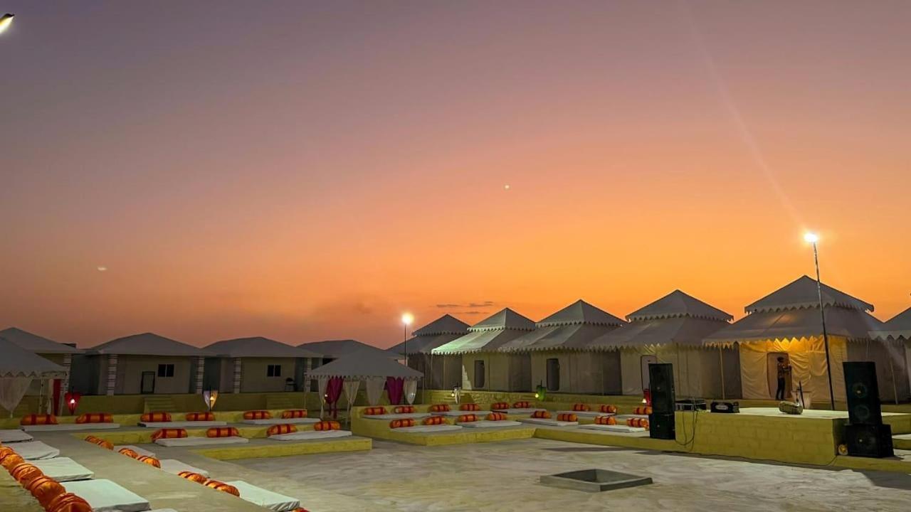 Campsite Desert Camp In Red Velvet 3*